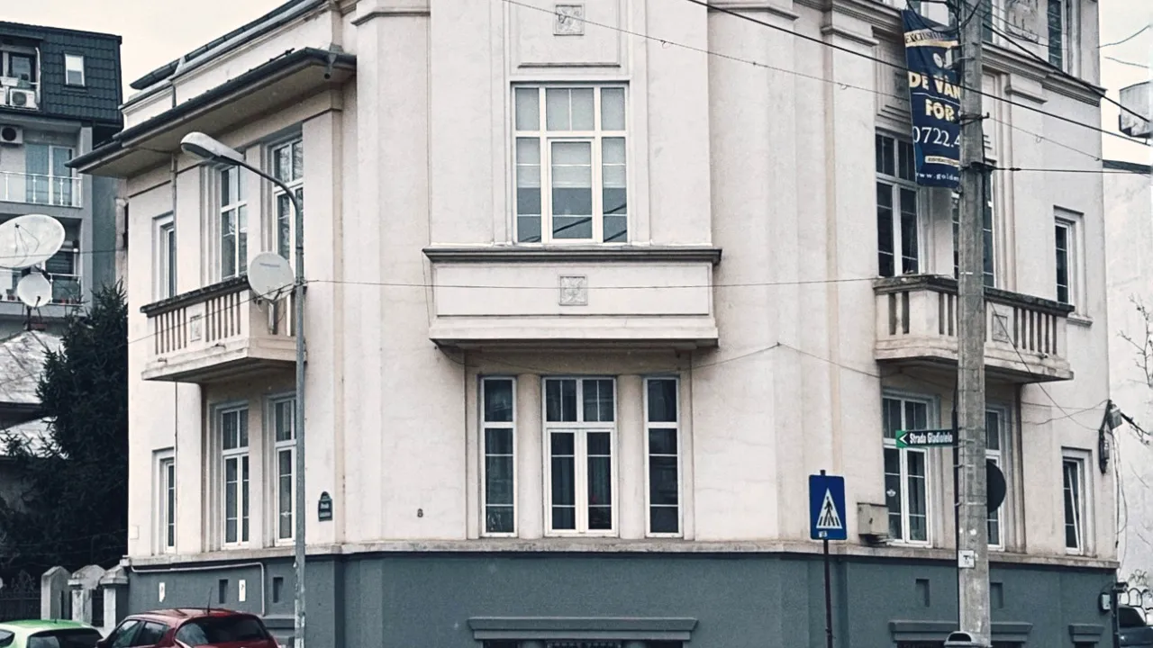 O vilă monument istoric Art Deco din proximitatea Dealului Mitropoliei se vinde cu 660.000 de euro