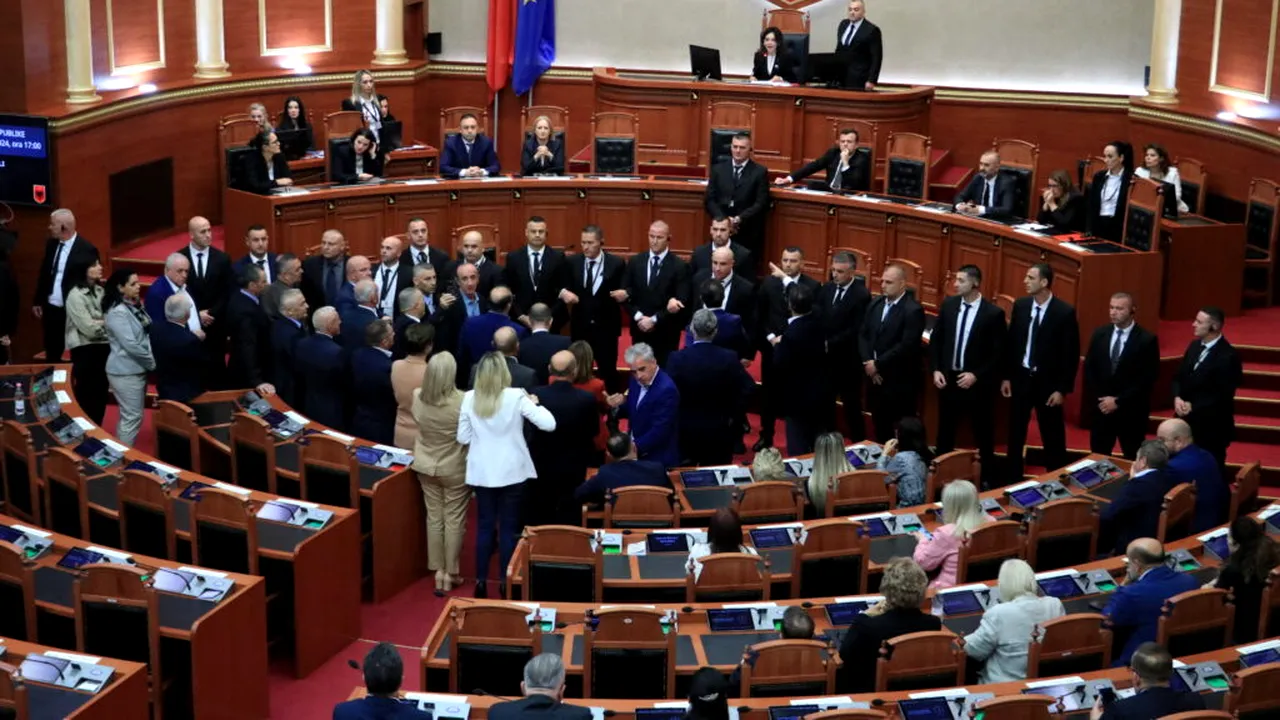 Haos în Parlamentul Albaniei după acuzații grave de corupție