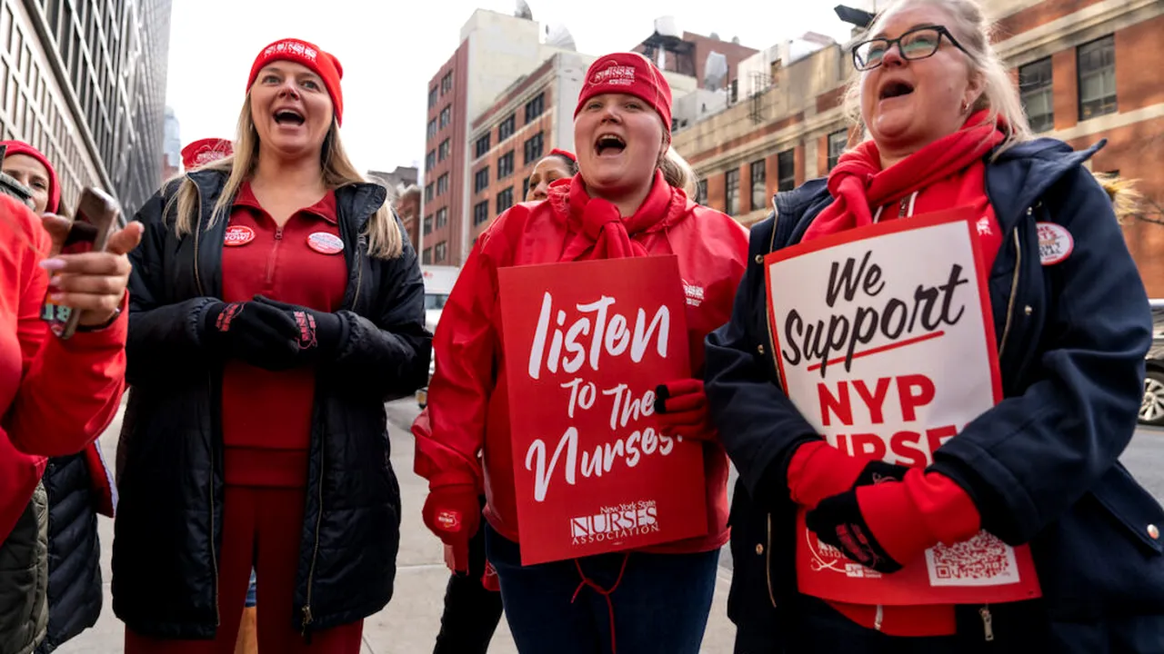 Greva uriașă a asistenților medicali din New York a intrat în ziua a doua / Cele mai bogate spitale din New York se plâng că cererile asistenților sunt prohibitiv de costisitoare