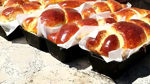 GALERIE FOTO Un cuptor a fost construit în centrul unui sat din Iaşi, unde toată lumea coace pâine şi cozonaci