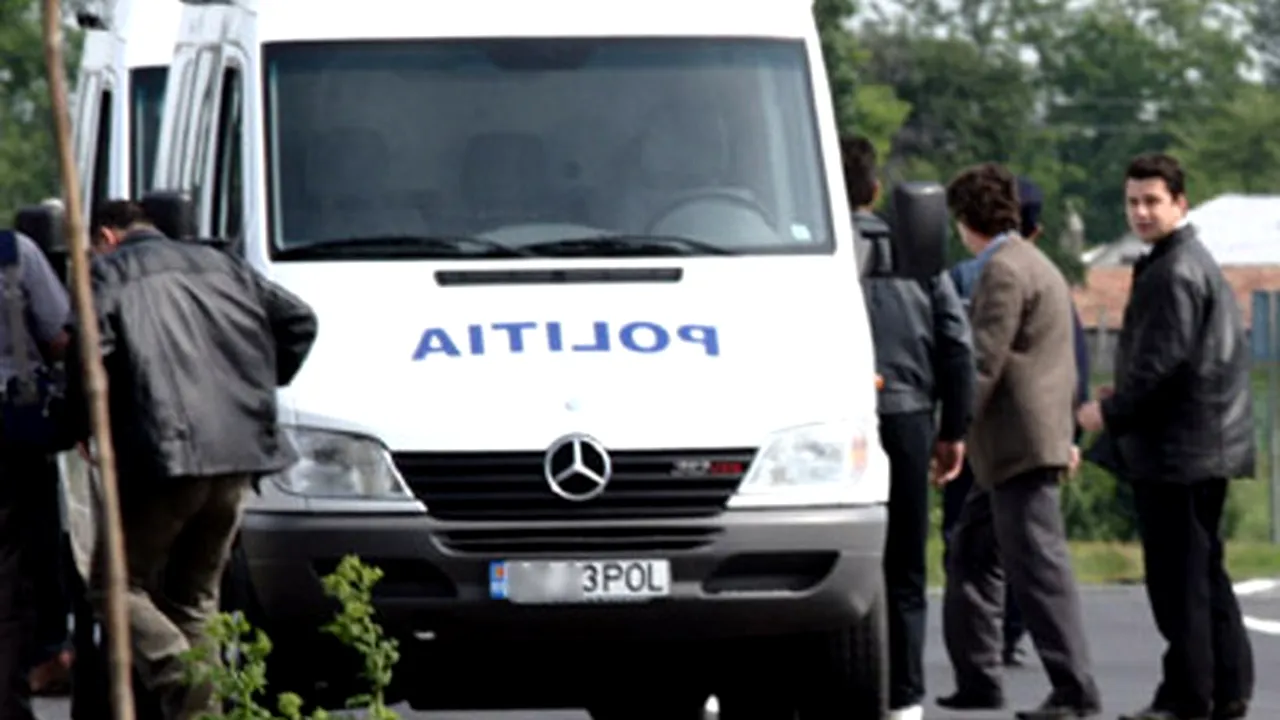 Zece persoane, audiate la Poliţia Sectorului 5 pentru fraude de sute de mii de lei