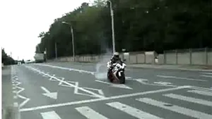 Un motociclist s-a filmat mergând cu aproape 300 km/h - VIDEO