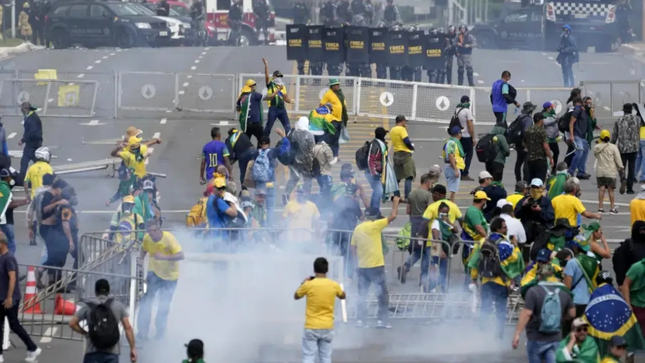 Anul 2023 a început la fel ca 2021. Bolsonariştii din Brazilia, inspiraţi după trumpiştii din SUA, au vandalizat palatul prezidenţial, guvernul şi congresul din capitala ţării 