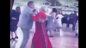 Noi imagini cu premierul demis Viorica Dăncilă la nunta din Maramureş. Candidata PSD, surprinsă când joacă „învârtita” - VIDEO