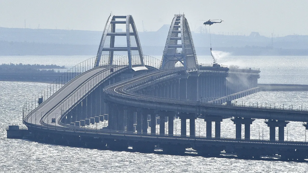 Explozii pe podul care leagă peninsula Crimeea de Rusia. Două persoane au murit, traficul este oprit