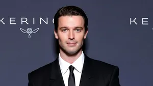 Patrick Schwarzenegger va juca alături de Margaret Qualley într-un film produs de Ryan Gosling