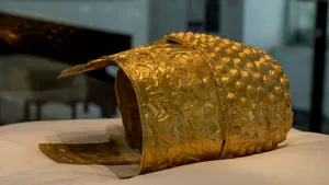 Muzeul Național de Istorie, despre Coiful de la Coțofenești: Expus în poziție orizontală pe o pernă specială, pentru protecție