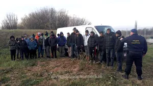 Cum a încercat un român să scoată ilegal din ţară zeci de cetăţeni străini