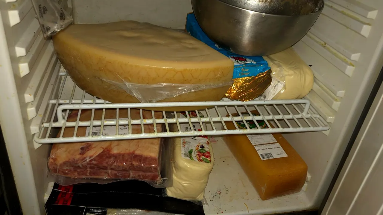 Alimente expirate şi mucegăite în bucătăria unui hotel din Galaţi