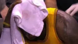 LeBron James s-a rănit la meciul de joi al finalei NBA, căzând peste un cameraman - VIDEO