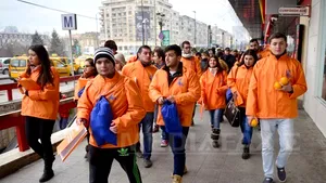 REPORTAJ: Democrat-liberalii bucureşteni au ieşit la împărţit de portocale. Liderii de seamă au lipsit - FOTO