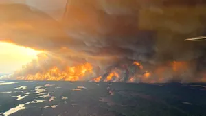 Evacuări masive în Manitoba, Canada, din cauza incendiilor de vegetaţie