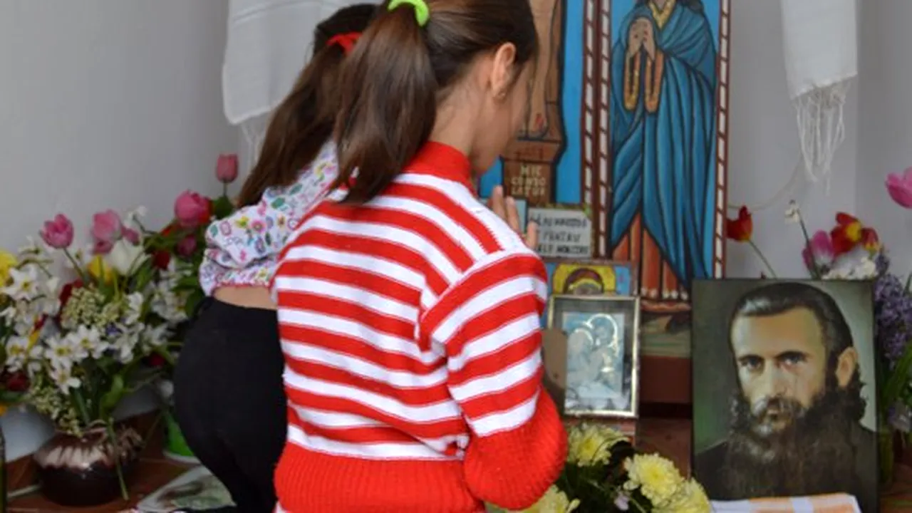 Peste 2.000 de oameni s-au rugat la un portret al lui Arsenie Boca despre care se spune că plânge - FOTO
