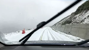 FOTO VIDEO Transalpina, acoperită de un strat subţire de zăpadă; drumarii intervin să cureţe drumul