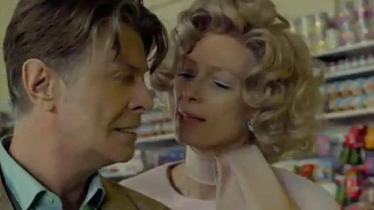 Tilda Swinton este soţia lui David Bowie în cel mai nou videoclip al artistului - VIDEO