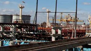 Foşti directori ai Petrotrans şi Oil Terminal Constanţa, reţinuţi de DNA pentru trafic de influenţă