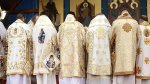 Episcop, mesaj neobişnuit pentru copii: Nu vă lăsaţi gârboviţi de telefoane şi Ipad-uri. Ridicaţi privirea din acest cer virtual 