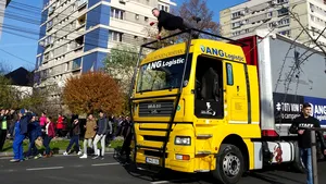Număr de magie spectaculos la Timişoara: Un iluzionist a levitat deasupra unui tir de 13 tone fără şofer, aflat în mers chiar pe străzile oraşului - GALERIE FOTO, VIDEO