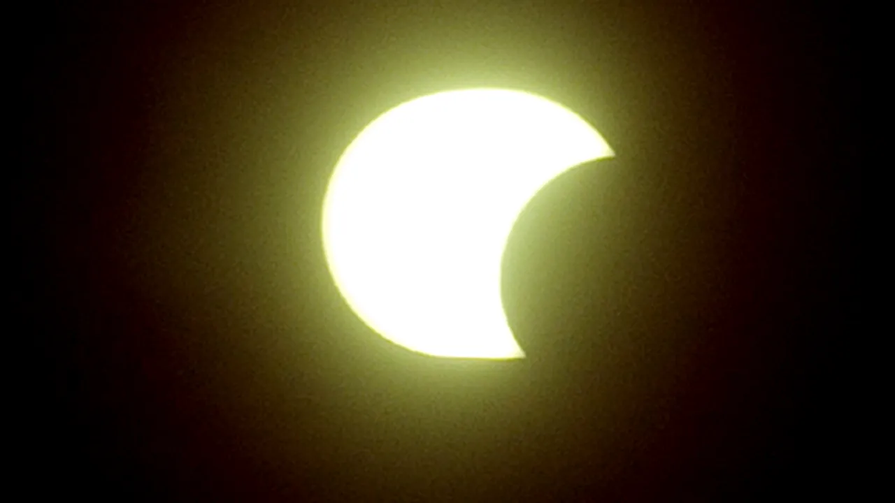 Eclipsă parţială de Lună vizibilă din România, sâmbătă spre duminică