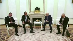 Putin l-a primit în vizită pe Bolsonaro fără masa lungă la care i-a aşezat pe Macron şi pe Scholz