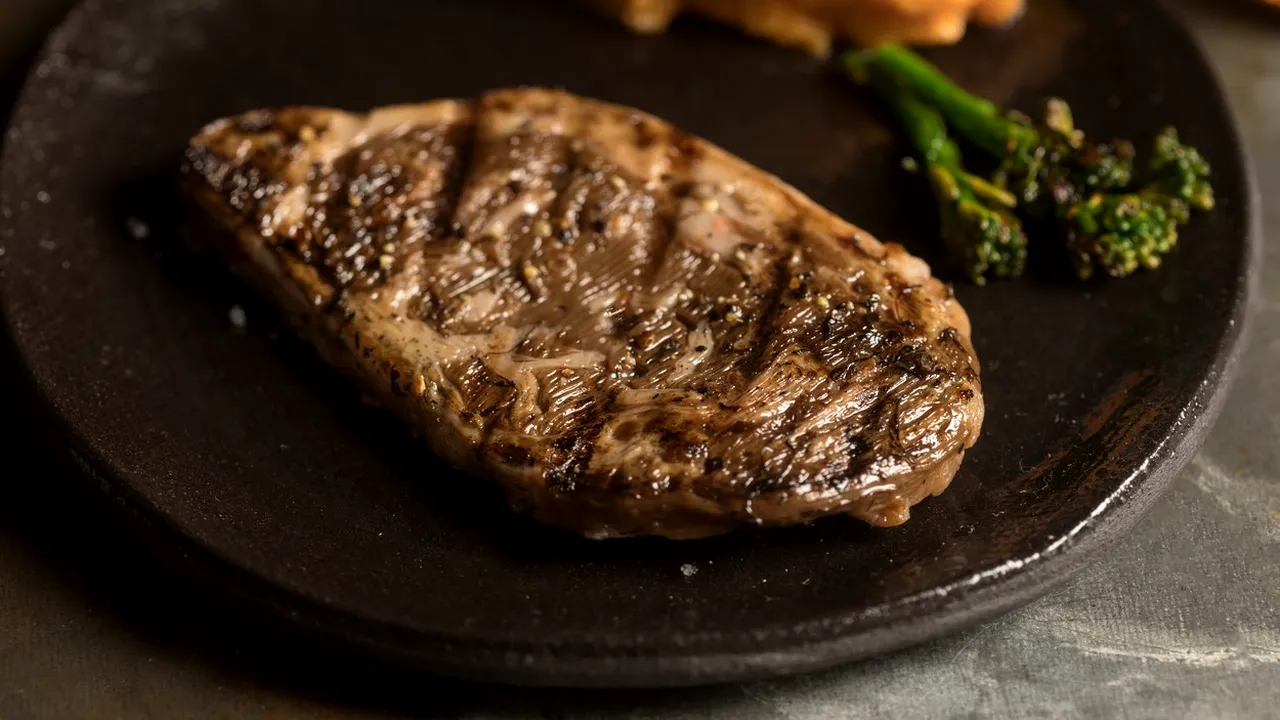 A fost deschis primul restaurant care serveşte carne artificială. Carnea obţinută prin bioprintare 3D este o variantă pentru vegetarieni
