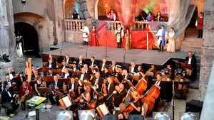 Cel mai mare festival de muzică clasică în aer liber din Transilvania, la Castelul Corvinilor