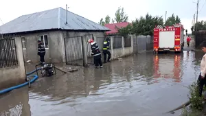 Bilanţ IGSU: 25 de localităţi afectate de vijelii. Trei persoane rănite în Capitală