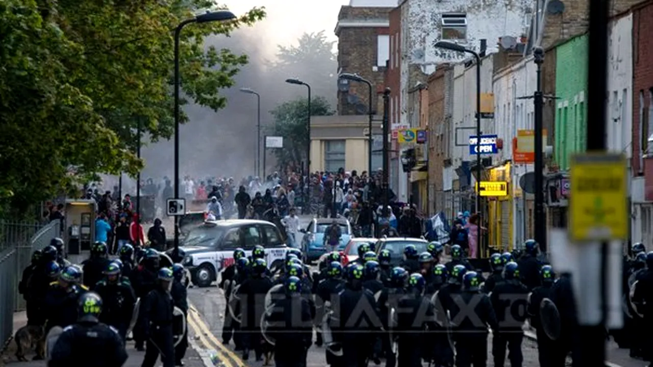 Numărul poliţiştilor pe străzile din Londra, suplimentat de la 6.000 la 16.000. David Cameron:  Autorităţile vor face tot ce e necesar pentru a reinstaura ordinea
