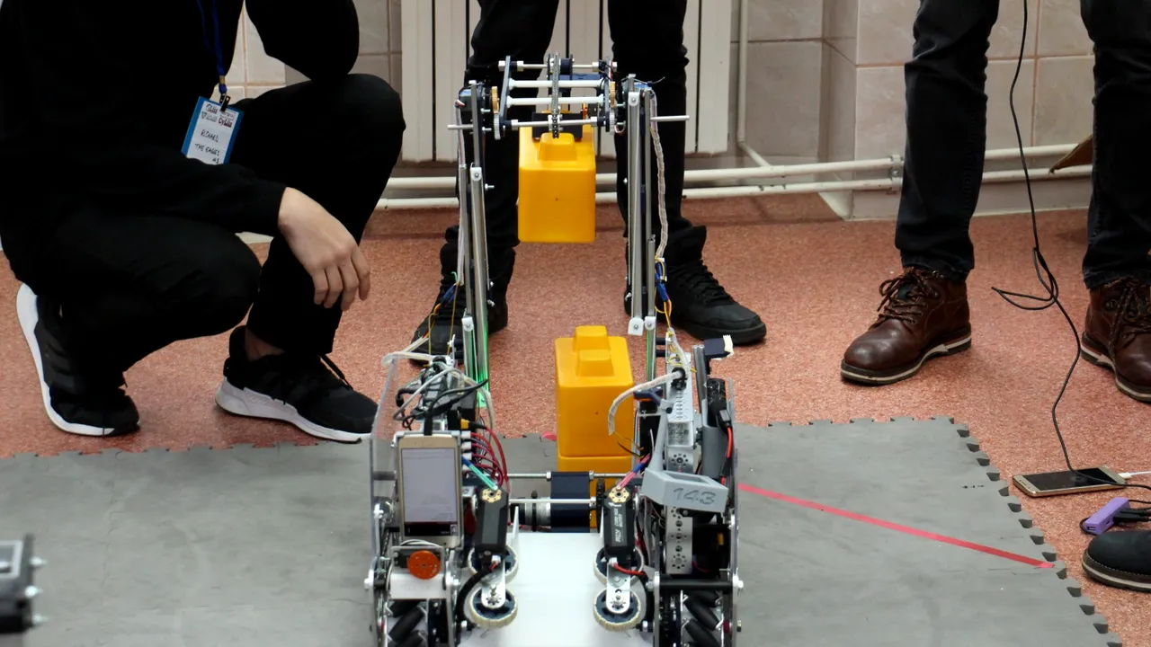 Roboţi care parcurg trasee stabilite de elevi şi se gâdilă, în competiţie, la Iaşi | FOTO