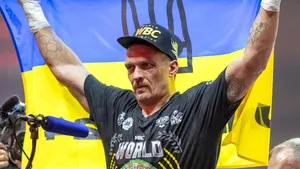 Pugilistul ucrainean Oleksandr Usyk va juca într-un film alături de Dwayne 