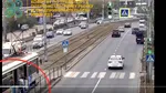 Un bărbat din Rusia cade sub un tramvai aflat în mișcare și scapă nevătămat / Totul a fost surprins de camerele de supraveghere
