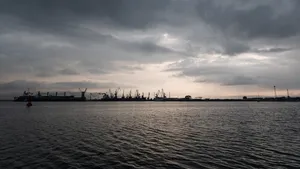 Midia Marine Terminal a inițiat procedurile pentru descărcarea tancului petrolier, după scufundarea remorcherului Astana, în contextul menținerii stabilității pieței de carburanți