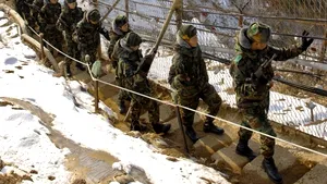 Militari nord-coreeni au tras focuri de armă în direcţia Coreei de Sud