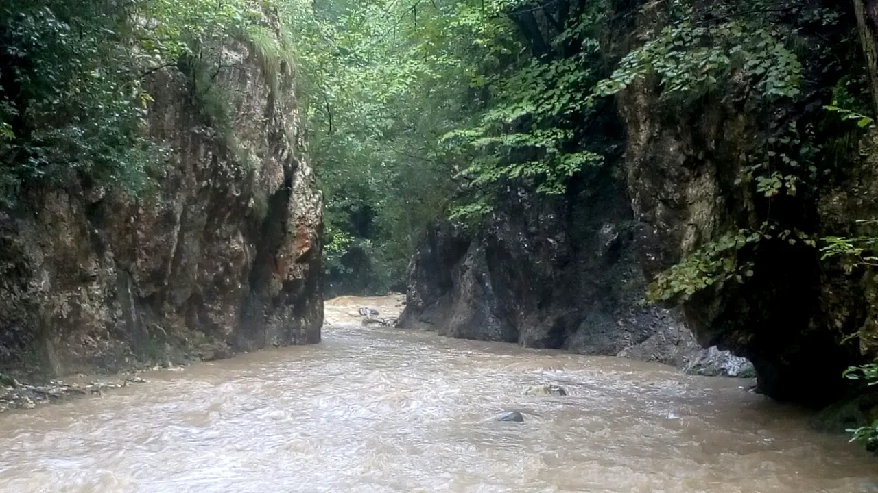 FOTO Operaţiune extrem de dificilă pentru SALVAREA a doi turişti din Ungaria blocaţi pe o stâncă în Cheile Crivadiei. Ploile au crescut debitul râului acoperind traseul montan 