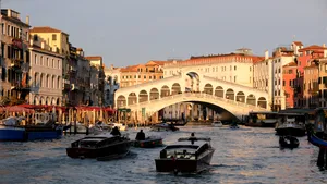 12 orașe celebre care nu mai merită banii. Milioane de turiști continuă să cadă în aceeași capcană