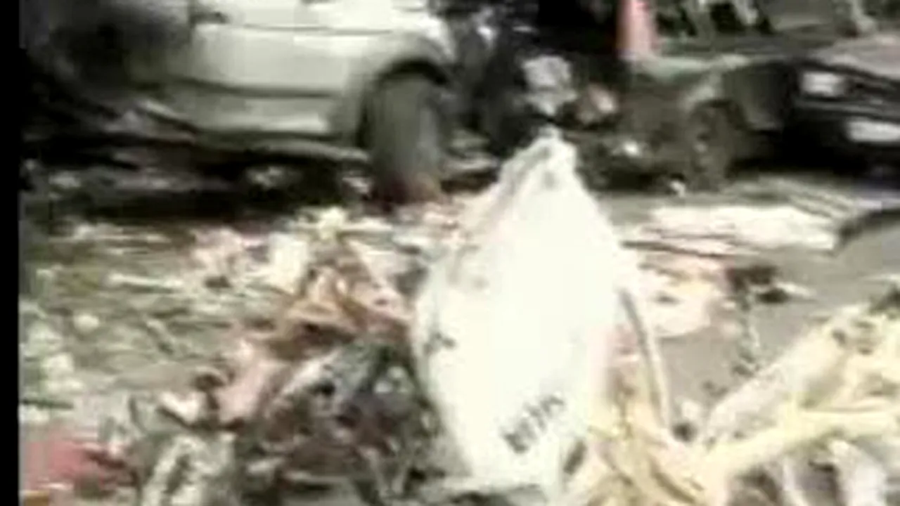 A furat un avion şi s-a prăbuşit în parcarea unui centru comercial (Video)