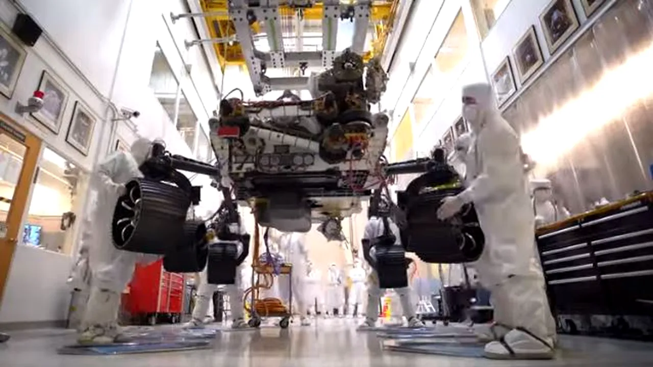 Vehiculul Rover Mars 2020, pe care NASA îl va trimite pe Marte, a fost montat pe roţile experimentale. Primele imagini - VIDEO