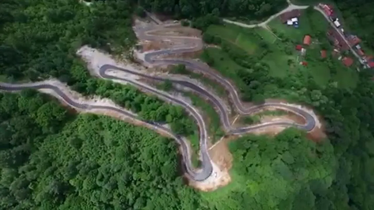 Drumul spectaculos, recent inaugurat, care poate concura cu Transalpina sau Transfăgărăşan. Şoseaua a fost săpată în munte | VIDEO