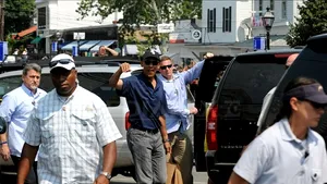Obama şi fiicele sale au făcut cumpărături într-o librărie de pe insula Martha's Vineyard - FOTO