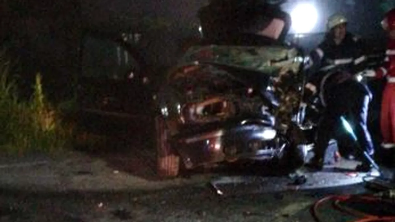 Un mort şi un rănit grav, în urma coliziunii frontale dintre două maşini. Şoferul care a provocat accidentul era băut | FOTO