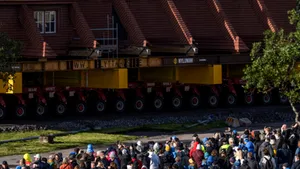 Un oraș din Europa este mutat casă cu casă la câtiva km distanță. Biserica trasportată pe trailere specializate