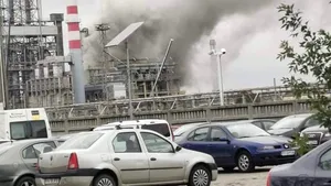 Incendiu la rafinăria Lukoil de la Ploieşti. Autorităţile au emis mesaj Ro-Alert, din cauza fumului dens