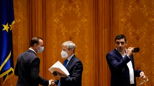 Contre în spaţiul virtual marca Simion-Cioloş: Corbul a pierdut caşcavalul? / Minţiţi lumea