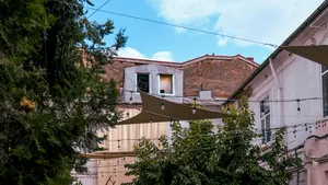 Fosta croitorie de lângă Piața Amzei, de vizavi de La Mița Bicilista, oferită gratuit pentru proiecte independente timp de doi ani