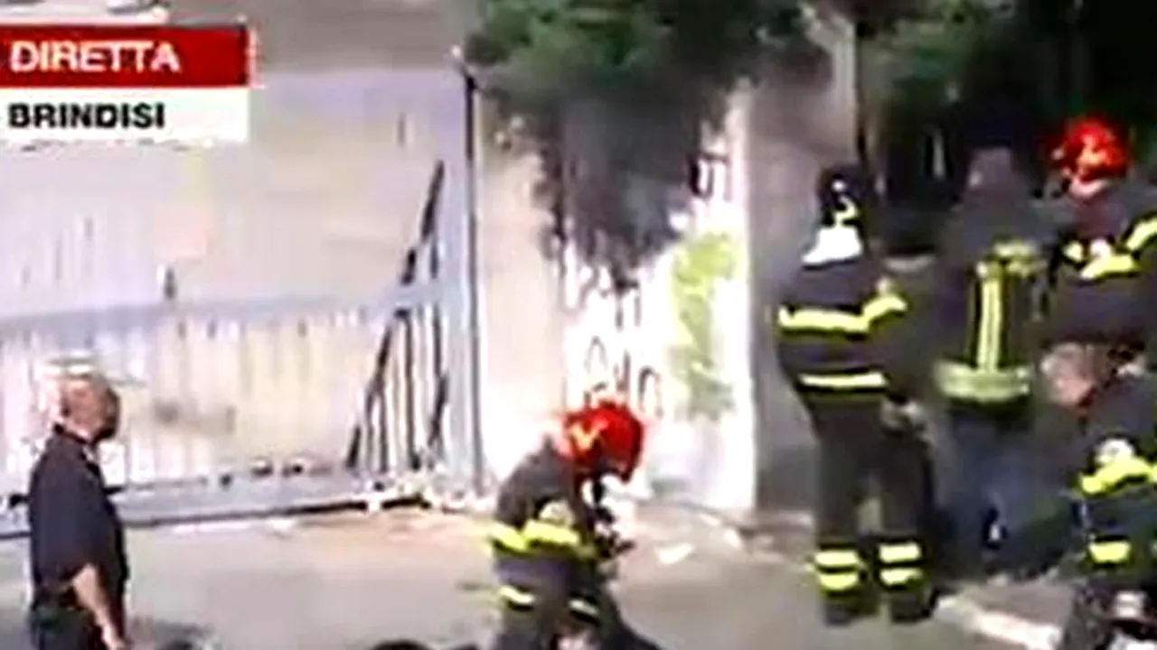 ATENTAT CU BOMBĂ în faţa unui liceu din Italia: Două adolescente au murit - VIDEO