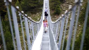 VIDEO | Cum arată cel mai lung pod pietonal suspendat din lume