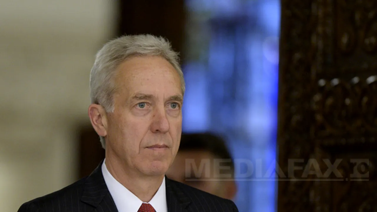 Ambasadorul SUA, Hans Klemm a acceptat să apară într-o fotografie ţinând steagul secuiesc 