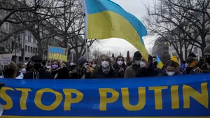 FOTO-VIDEO. Proteste în faţa Ambasadei Rusiei de la Berlin.  „Ucraina va rezista!”