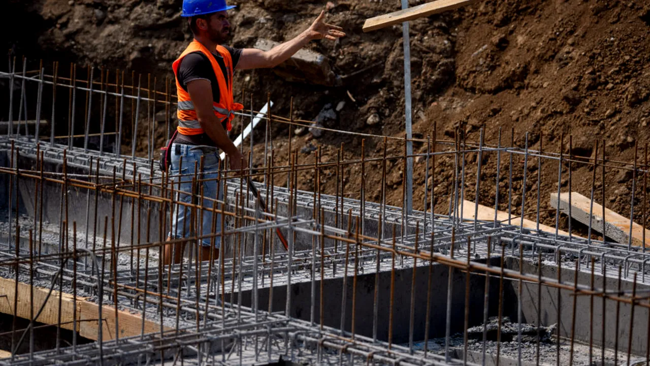 Piața construcțiilor zguduită. INS: În ianuarie 2026, volumul lucrărilor de construcţii a scăzut, faţă de decembrie 2025, ca serie brută, cu 69%
