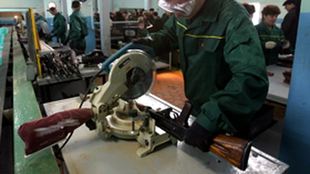 România şi Bulgaria, acuzate că produc arme Kalaşnikov fără licenţă